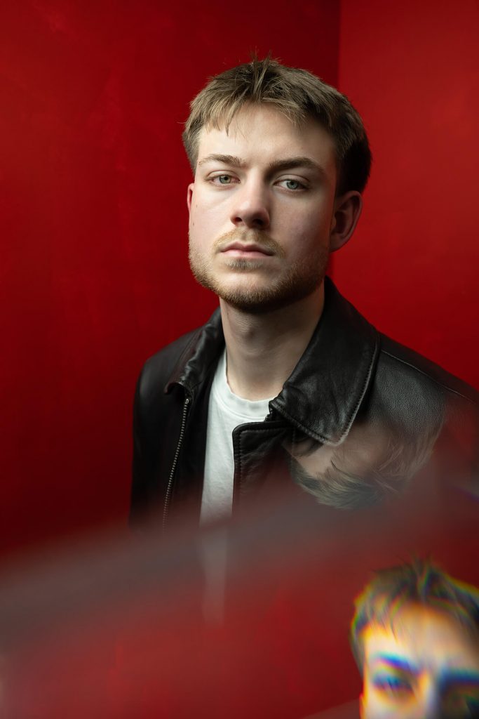 Business Porträt Mann roter Hintergrund frontal Köln Fotoshooting