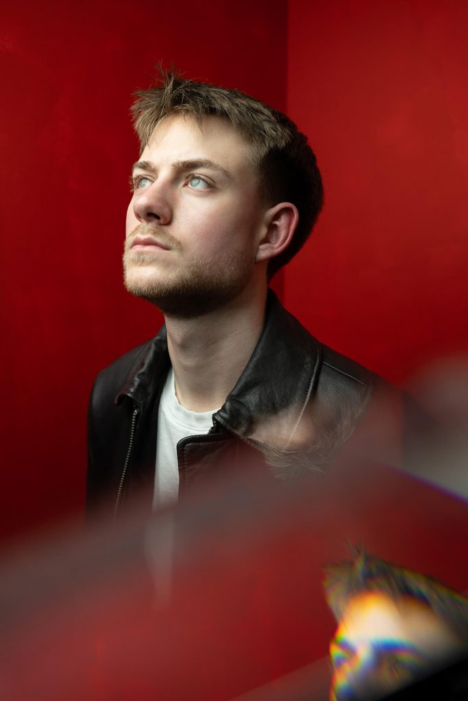 Porträt Mann Licht Schatten Business Köln mit Spiegelung